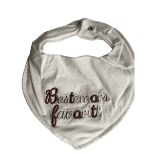 Smekke-bib med brodert bestemors favoritt