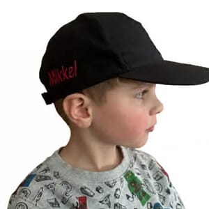 Caps med brodert navn str 5-12 år