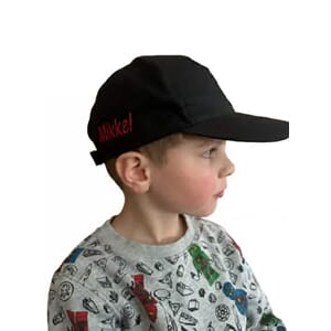 Caps med brodert navn str 5-12 år